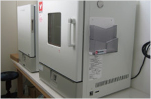 前：送風定温乾燥機(DKN602)奥：汗試験機用恒温器(IT-4)
